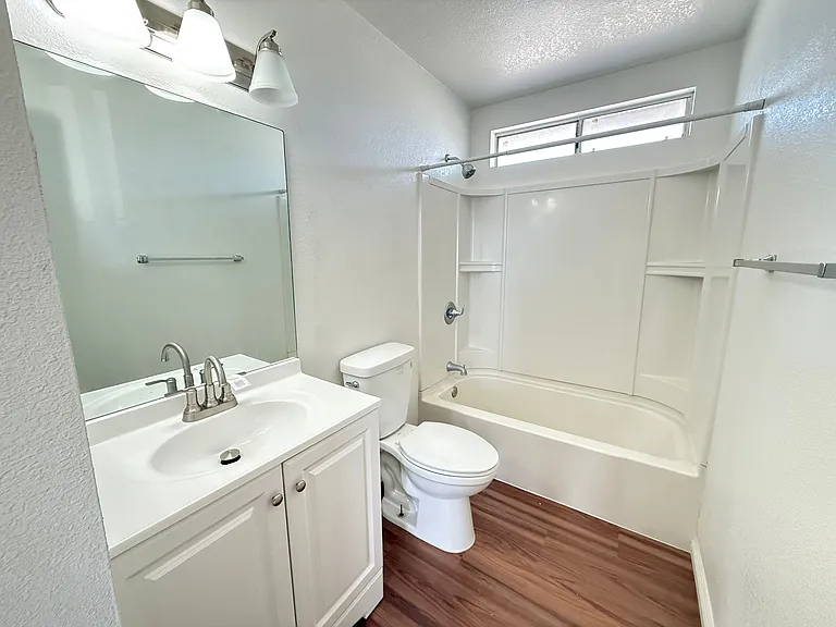 103 E 2nd St #4 — Photo 6