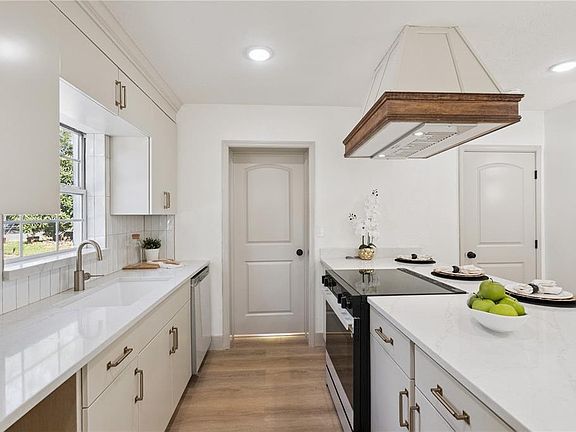 5th image of 1931 CLOVERLAWN AVENUE