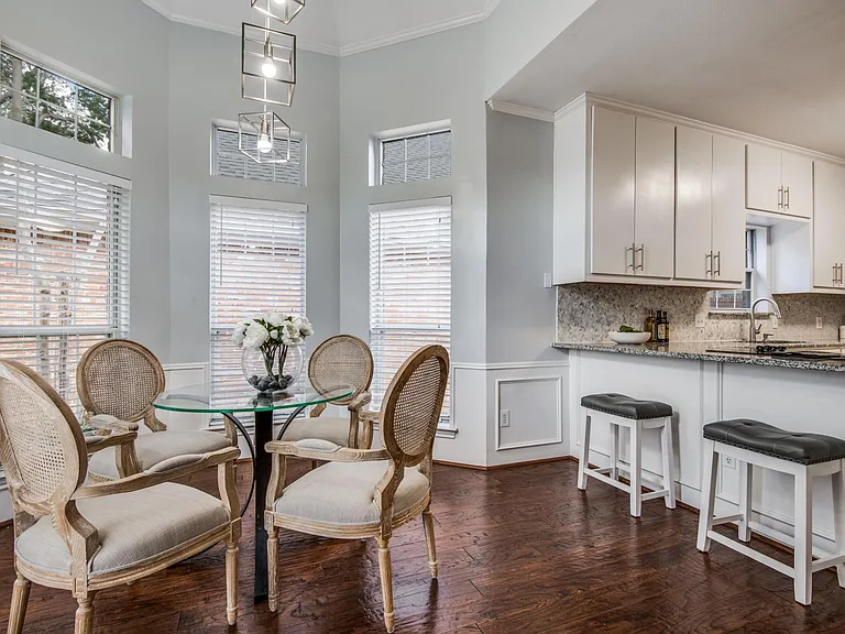 Large kitchen offers an eating area.