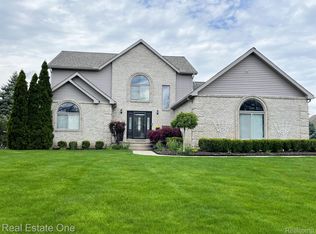 8950 Huron Bluffs Dr, White Lake, MI