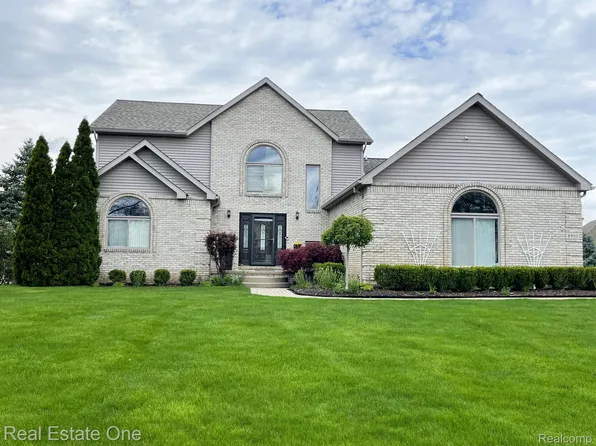 8950 Huron Bluffs Dr, White Lake, MI 48386