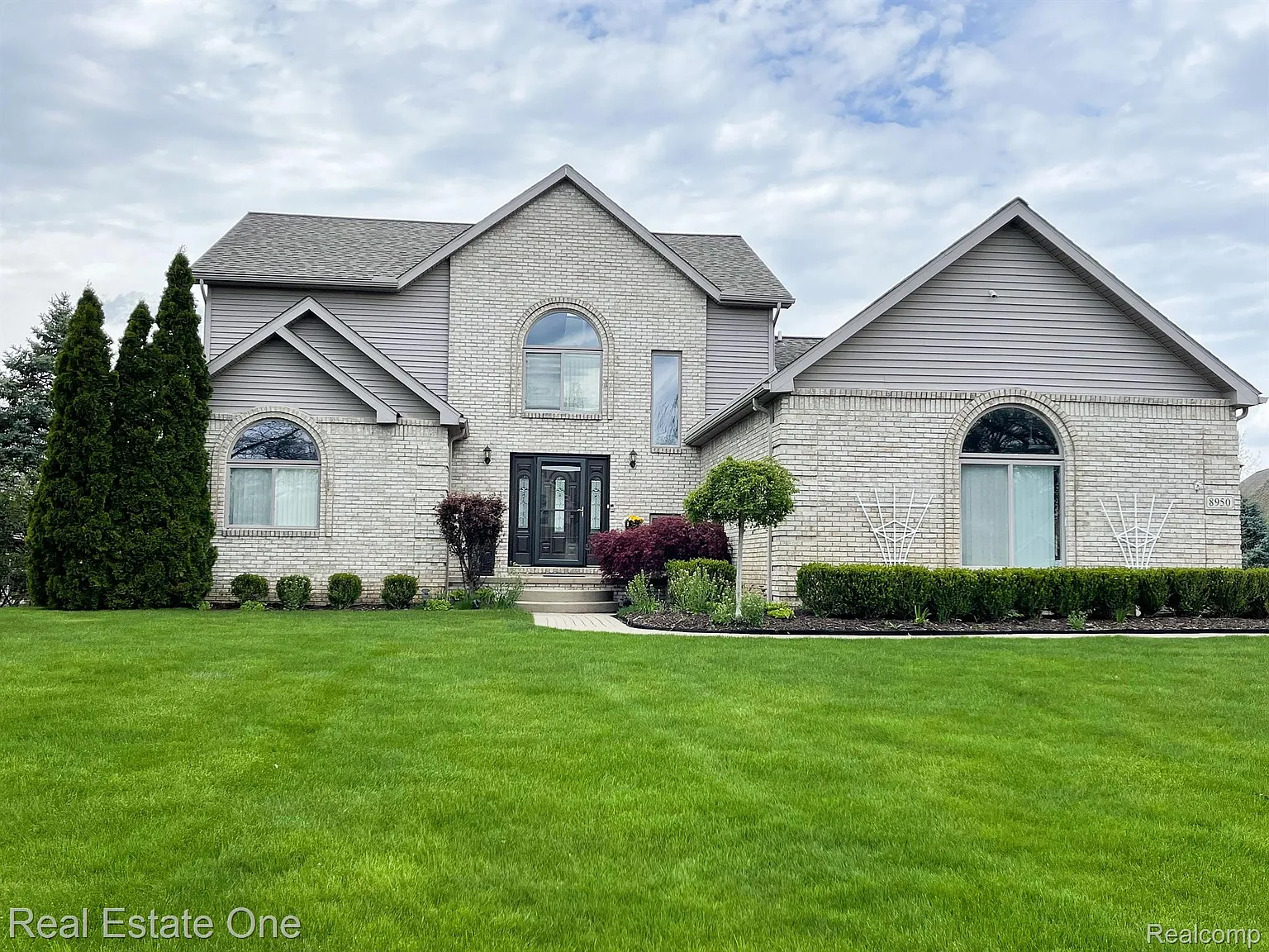 8950 Huron Bluffs Dr photo 1