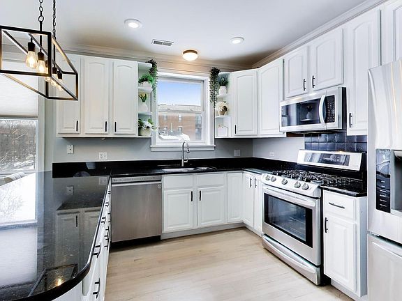 5th image of 7230 N Oakley Ave APT 2S