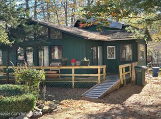 912 Country Place Dr, Tobyhanna, PA 18466