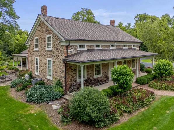 11533 N Parkview DRIVE, Mequon, WI 53092
