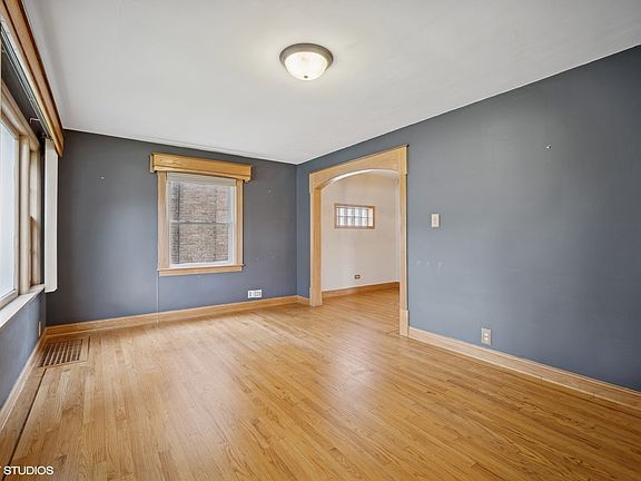 3rd image of 2640 Oak St