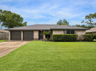 605 S Heather Ln, Friendswood, TX 77546