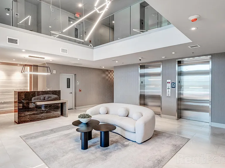 460 Grand — Photo 24