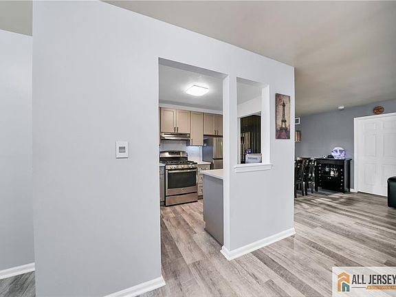 3rd image of 902 Meadow Ct