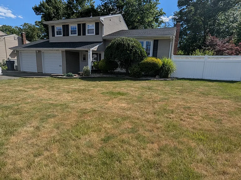 802 Riverbend Dr — Photo 1