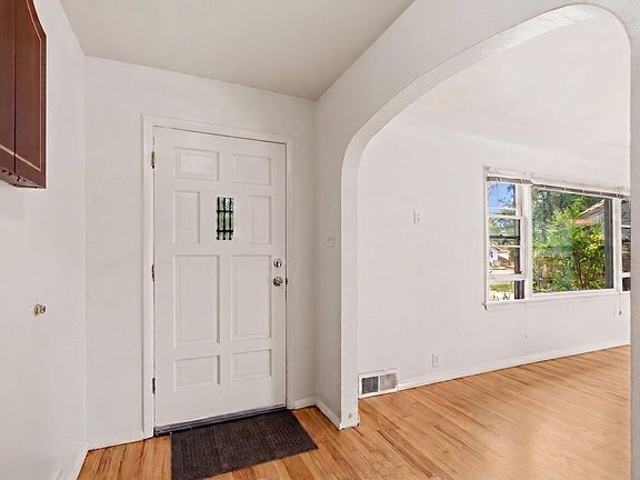 5th image of 821 W Mulberry St