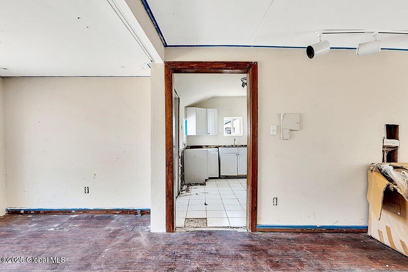 5th image of 58 Maple Avenue