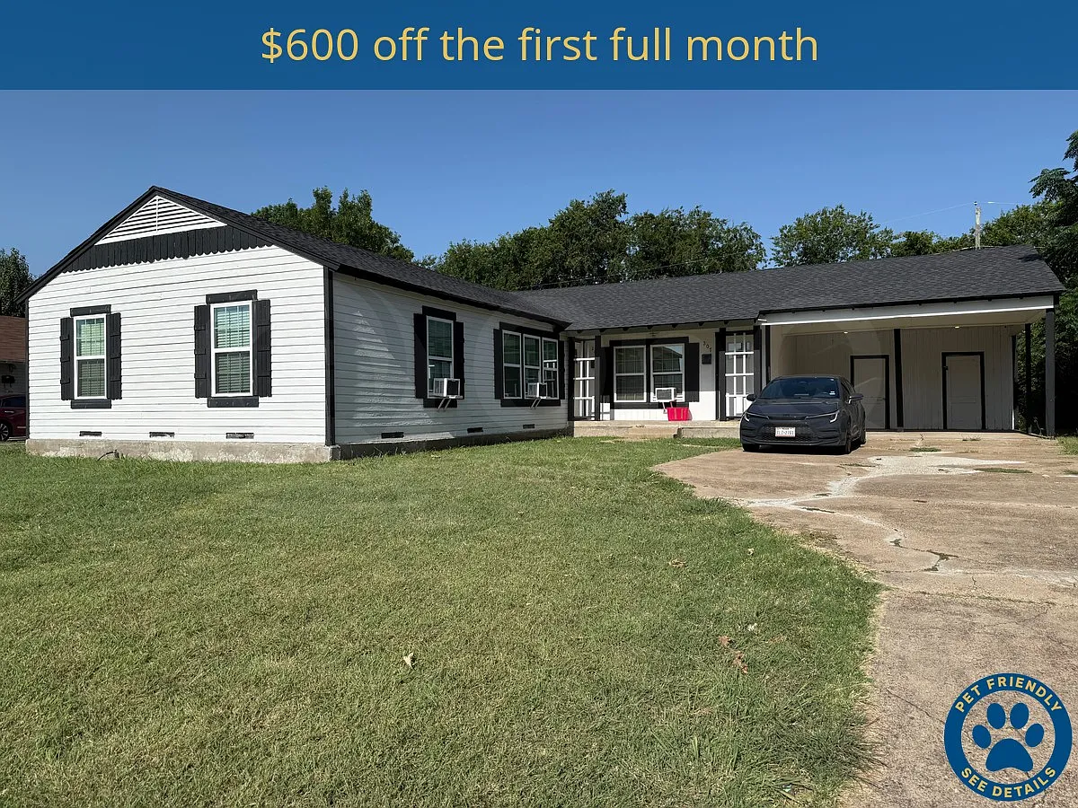 2 bed, 1.0 bath, 819 sqft, $1,300 — Photo 1