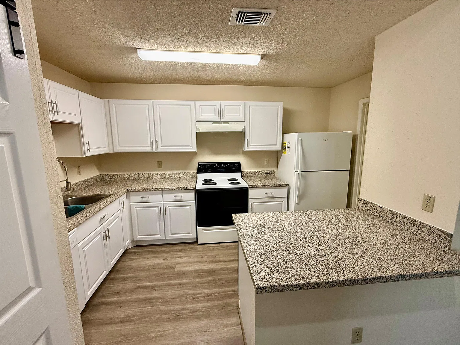 3 bed, 2.0 bath, 1153 sqft, $1,700 — Photo 2