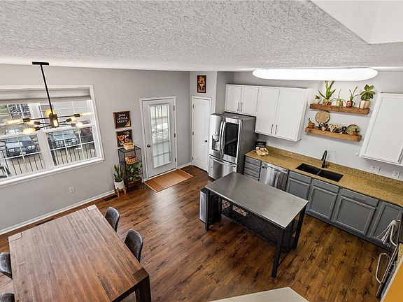 4th image of 916 NE Kamies Ln