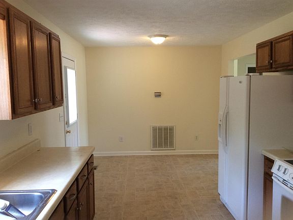 3rd image of 128 Dalton Cir
