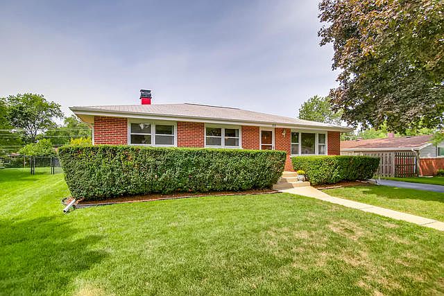 1st image of 300 Pinecroft Dr