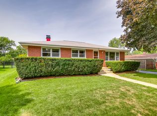 300 Pinecroft Dr, Roselle, IL 60172