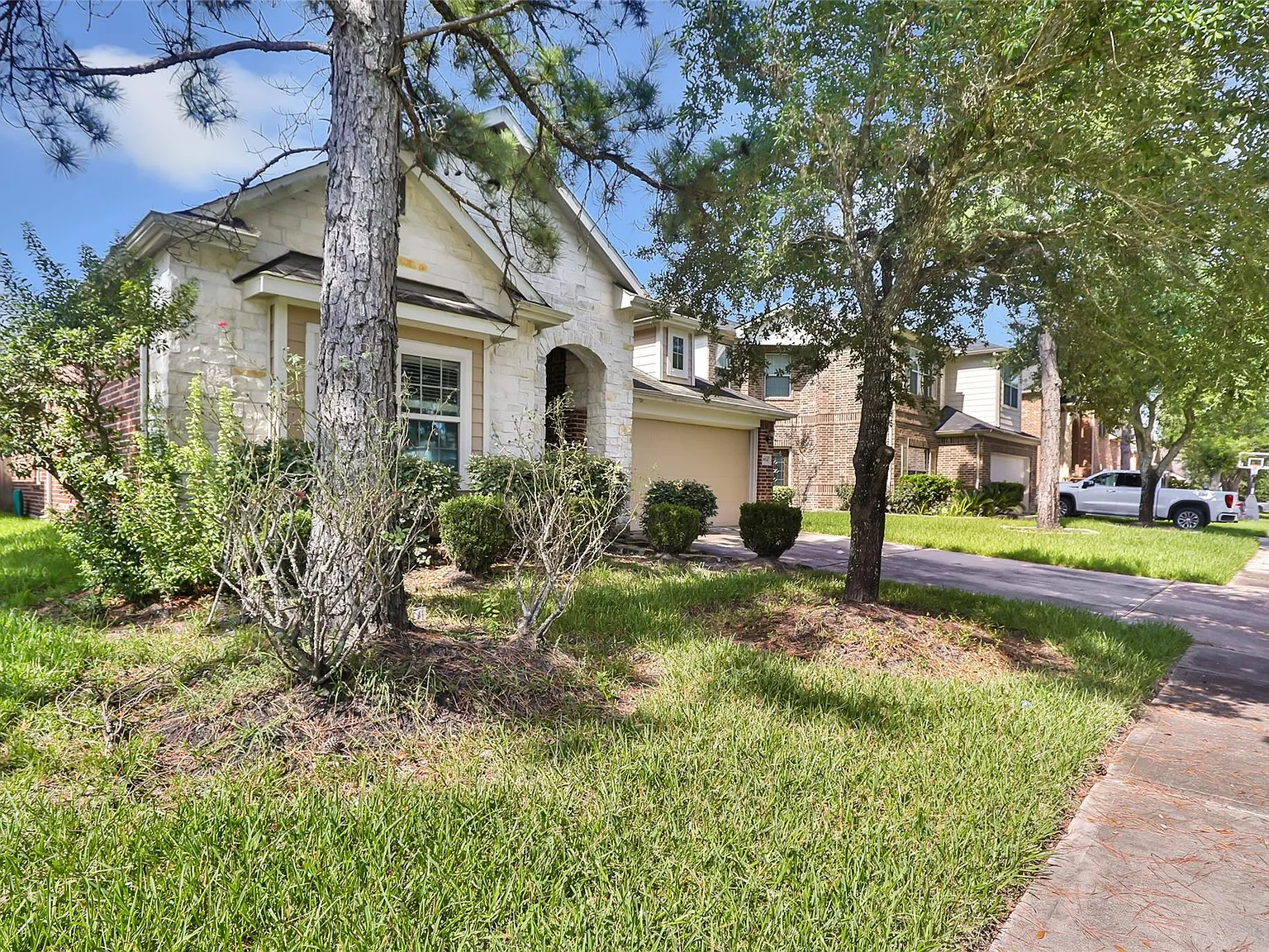 3 bed, 2.5 bath, 2018 sqft, $2,250 — Photo 3