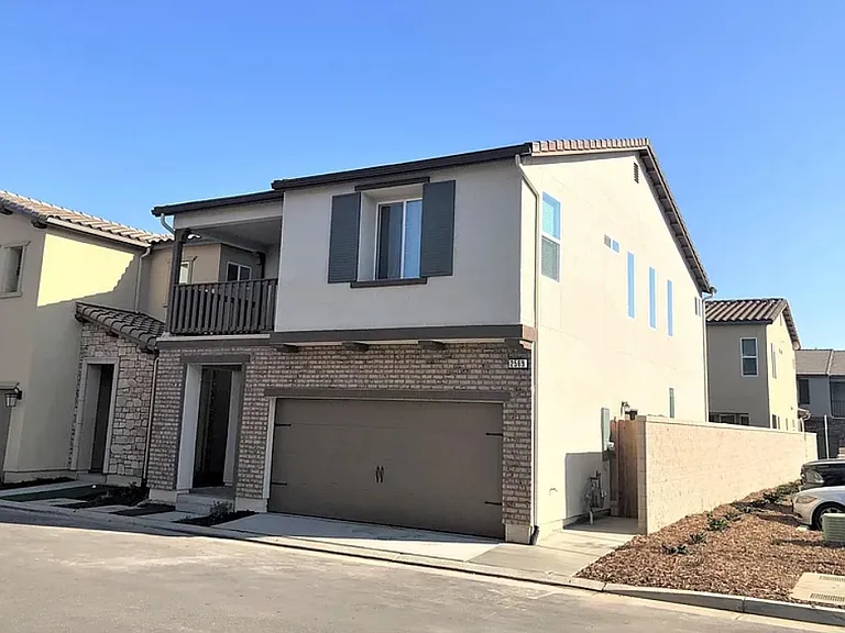2569 Mustang Dr — Photo 1