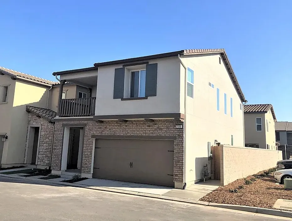 2569 Mustang Dr photo 1