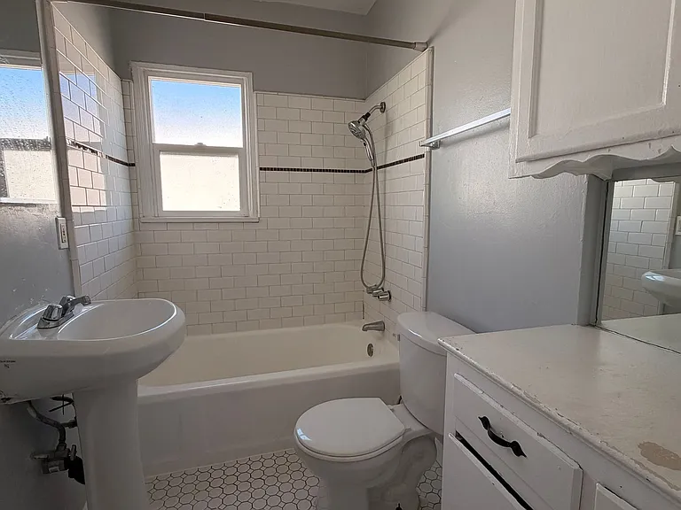 6415 S Van Ness Ave — Photo 6