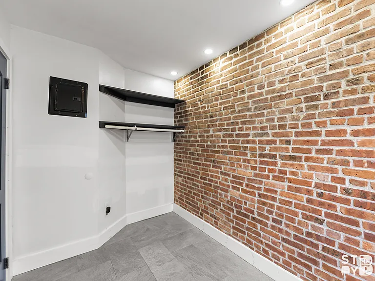509 Van Buren St #4R — Photo 6