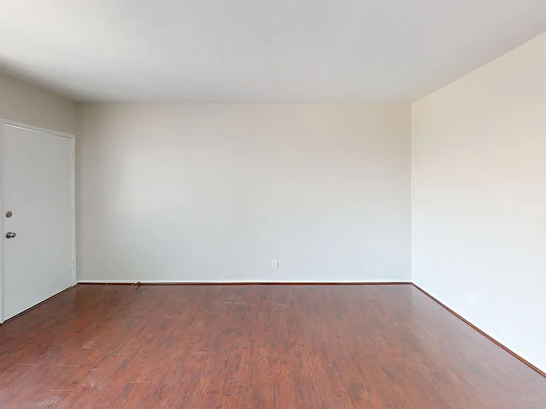 1042 Stanley — Photo 4