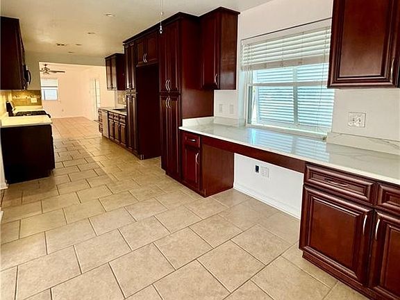 3rd image of 214 Devon Rd