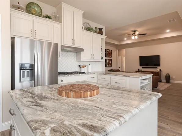 912 Meadow View Dr, Cleburne, TX 76033