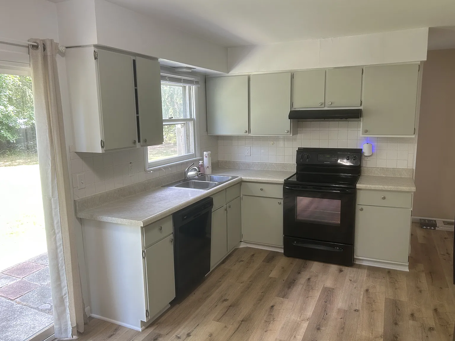 3 bed, 1.5 bath, 1176 sqft, $1,650 — Photo 3