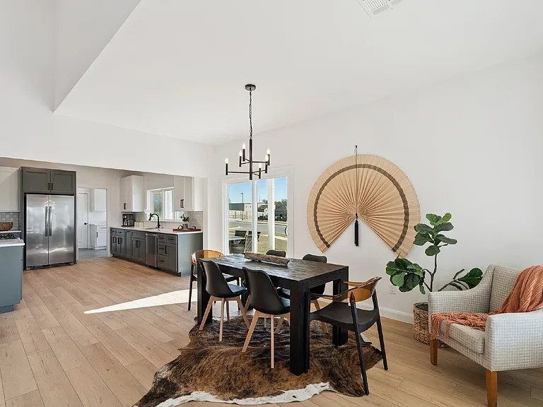 2410 W Charleston St — Photo 25