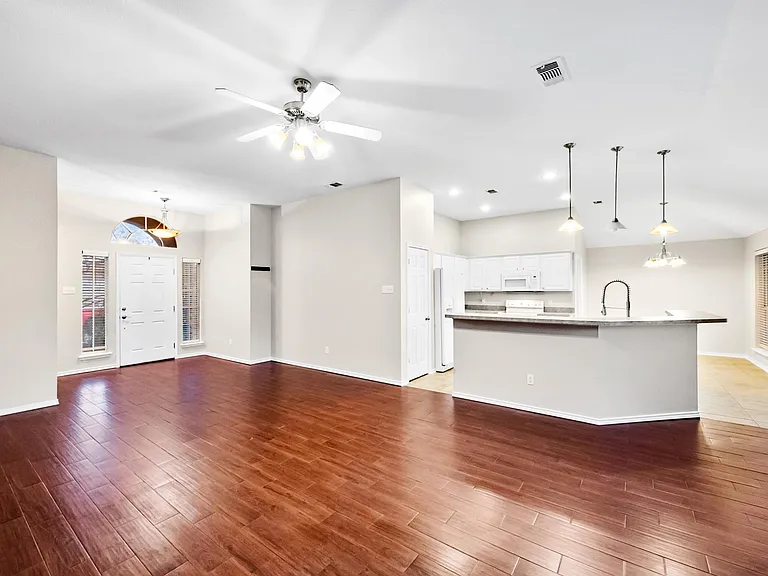 614 Douglas Dr — Photo 6