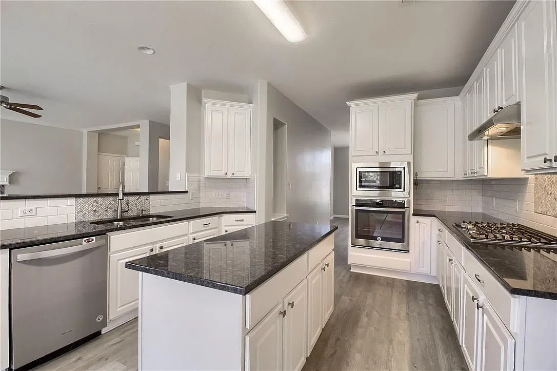4 bed, 2.5 bath, 2707 sqft, $2,700 — Photo 4