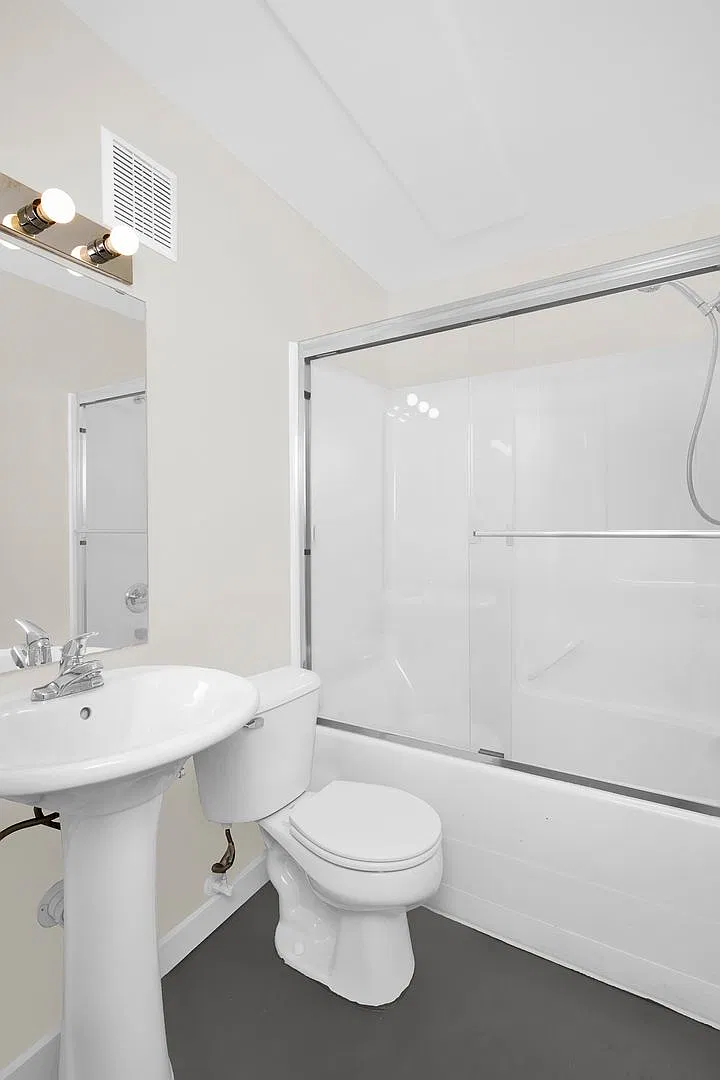Spacious 3-Bedroom Townhouse with Private Yard & 2-Car Garage in Georgetown — Photo 3