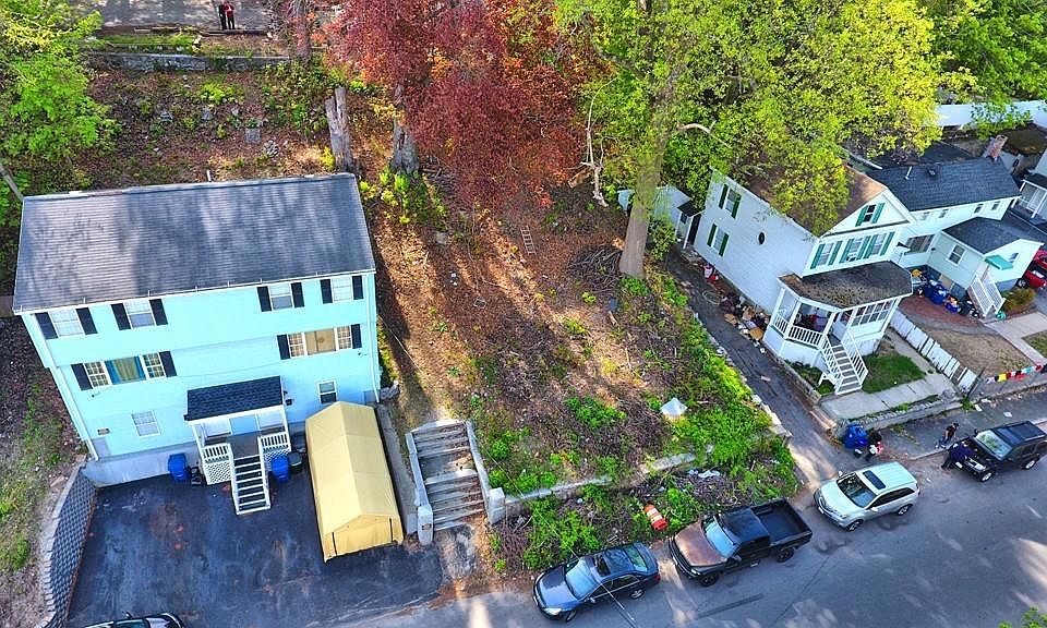 2nd image of 22 Crescent St