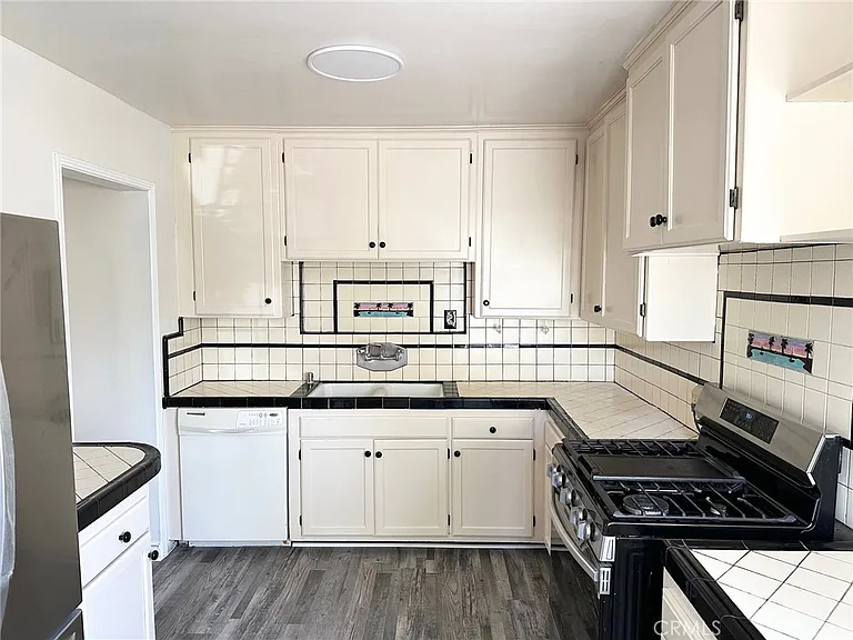 6539 Blucher Ave — Photo 11