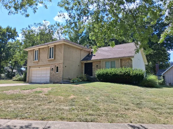 8924 Country Hill Ct, Lenexa, KS 66215
