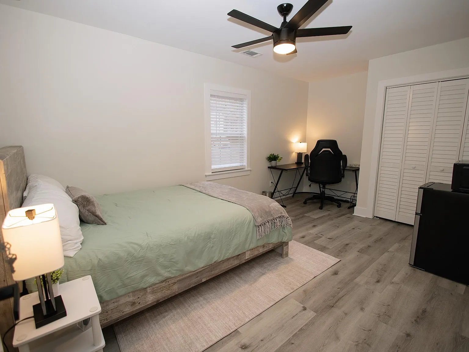 4 bed, 5.0 bath, 2300 sqft, $1,330 — Photo 1