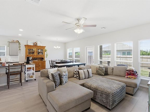 3rd image of 1125 Lakeway Crossing Dr