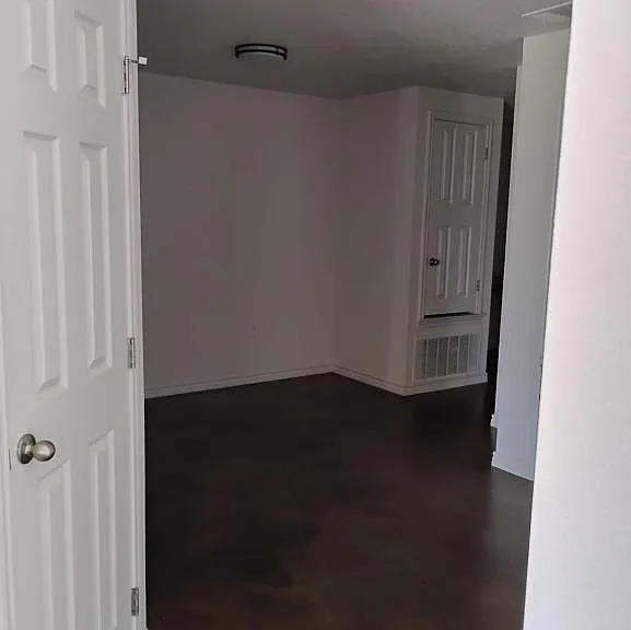 102 1/2 Surrey Ln #200-B — Photo 3