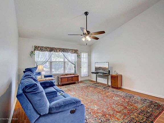3rd image of 40 S Avon Dr