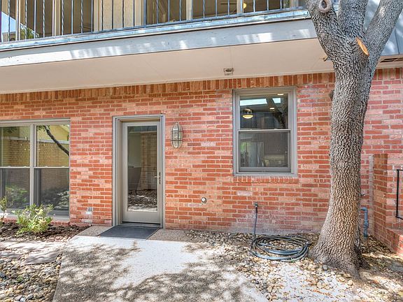 3rd image of 818 W Avenue D