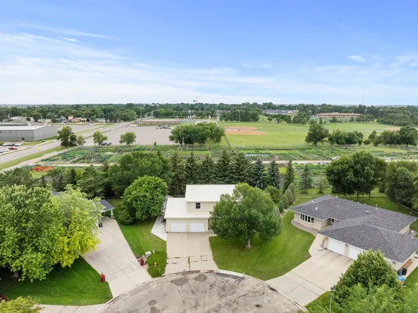 800 15 1/2 Ave SE, Minot, ND 58701