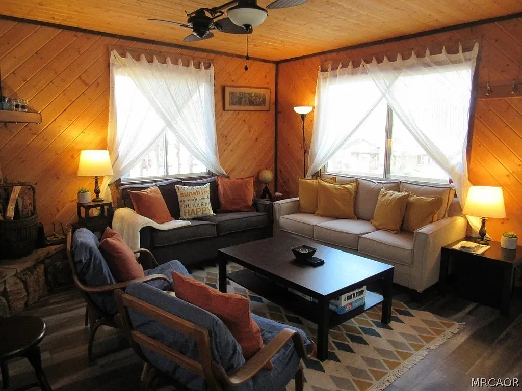 2 bed, 1.0 bath, 708 sqft, $1,900 — Photo 3