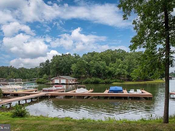 3rd image of 4 Pine Harbour Dr
