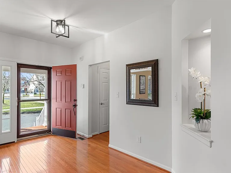 301 Adelaide Dr — Photo 8