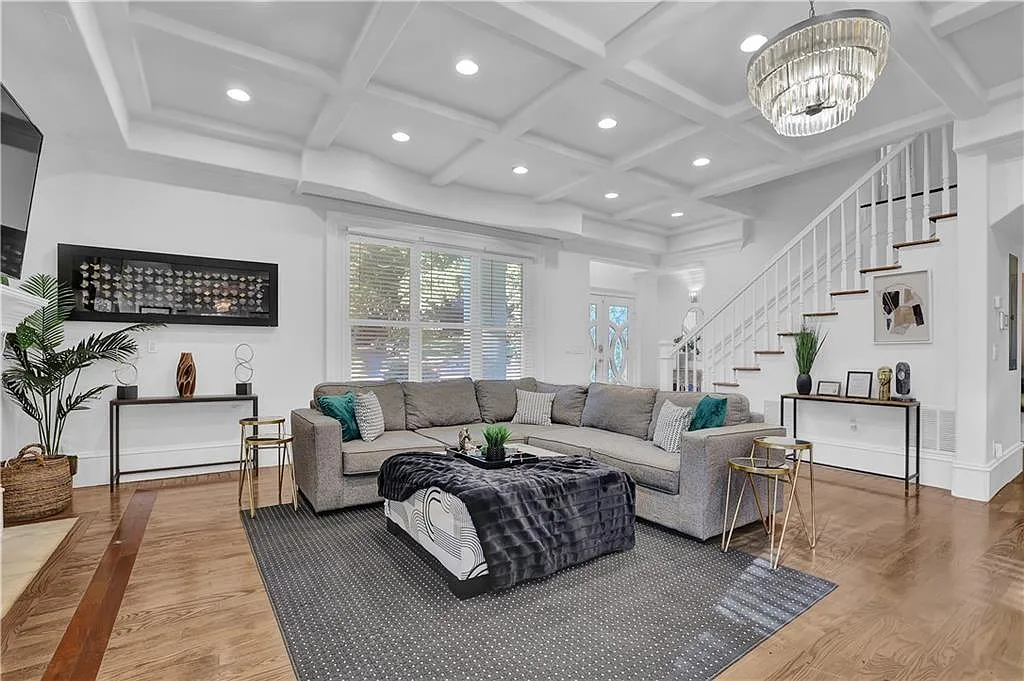 6 bed, 6.5 bath, 4300 sqft, $12,500 — Photo 2