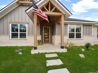 558 County Road 7713, Devine, TX 78016