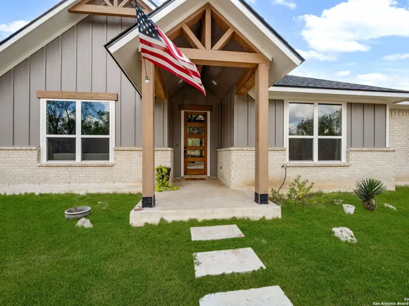 558 County Road 7713, Devine, TX 78016